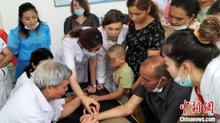  资料图：2022年7月27日，宋兆普在新疆喀什巡诊。马占伟 摄