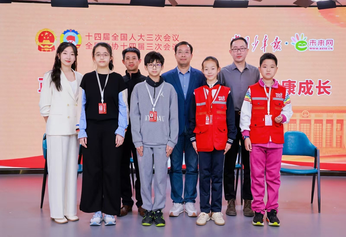 小记者们与嘉宾和主持人合影