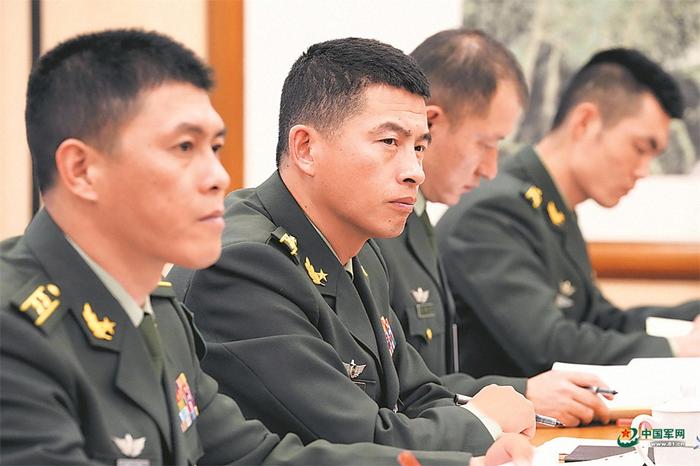3月8日下午，解放军和武警部队代表团分组审议全国人大常委会工作报告。图为军队人大代表认真听取发言。解放军报记者  范显海摄