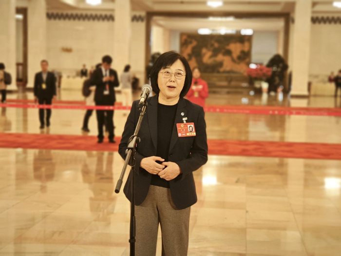 3月7日，全国政协十四届三次会议第二场“委员通道”集体采访活动在人民大会堂举行。图为全国政协委员羊毅接受采访。刘远航 摄