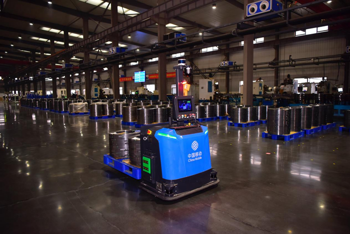 本溪工具股份有限公司厂房内，背驮式AGV承担起转运工作。人民网记者 周颂雪摄