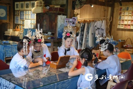 舞乐蝉歌乐团教授研学学生侗族刺绣