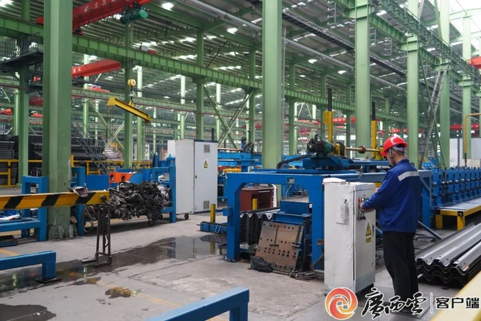 广西国强工人加快生产。