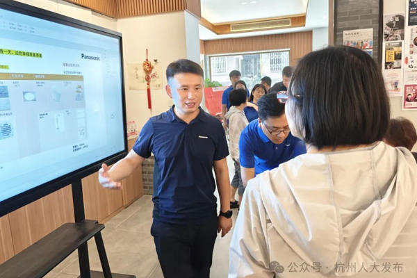 　▲全国人大代表刘廷在调研中与居民交流。图据“杭州人大发布”微信公众号