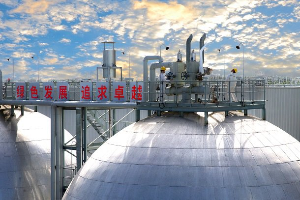 图为运行人员正在检查二氧化碳储罐安全阀