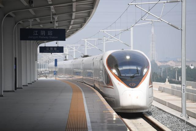 新华社照片，南京，2023年9月28日 沪宁沿江高铁建成通车，一辆动车组列车驶入江阴站。 新华社记者 季春鹏 摄