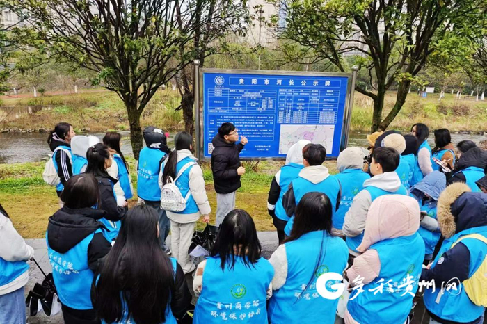 贵阳贵安民间河长蒋泽南向志愿者科普河湖保护与河长制知识
