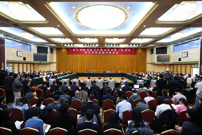 ▲3月6日，浙江代表团举行开放团组会议。图据视觉中国（中新社记者 富田 摄）