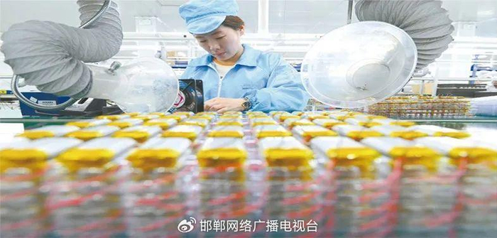 ▲工人在峰峰矿区一家音响设备制造企业的蓝牙耳机生产线上忙碌。 郝群英 摄