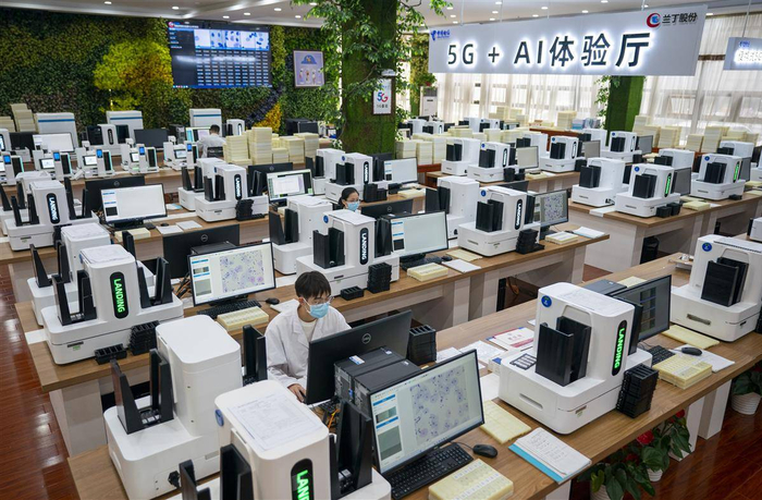 位于光谷的武汉兰丁智能医学股份有限公司，科研人员运用AI（人工智能）机器人工作站进行宫颈癌样本扫描。