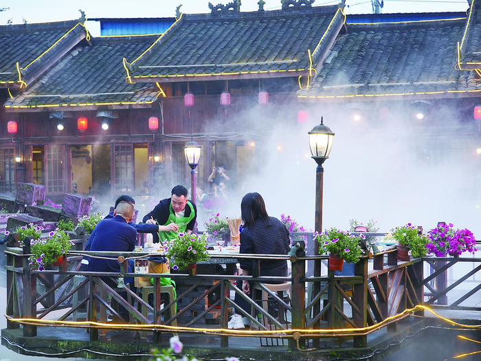     火锅的烟火气    李秀玲 摄