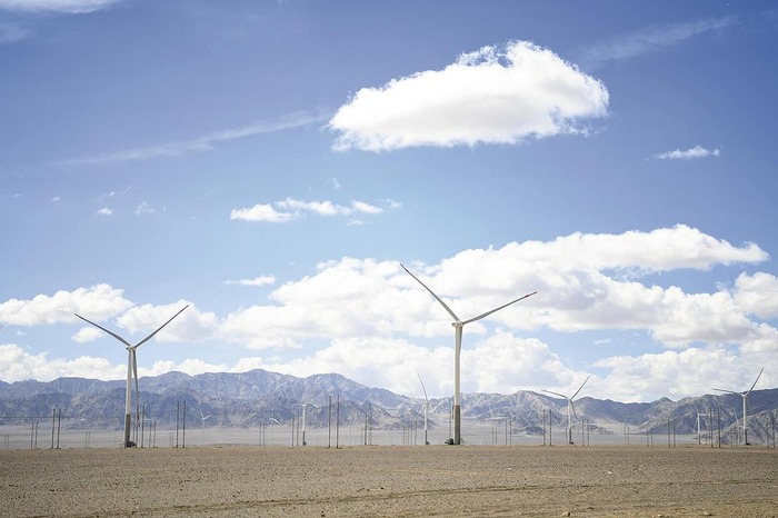 海西州风能发电矩阵。本报记者 张鹏 摄