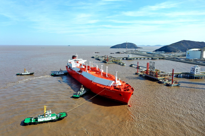 LNG运输船靠泊中。 本报资料室供图