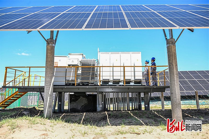 2024年9月5日，国家电投神源围场御道口300兆瓦七彩河光伏电站工作人员在巡检设备。河北日报记者田明摄