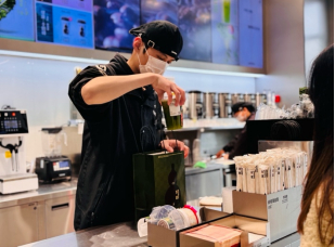 顾客在古茗门店购买果蔬系列产品（图片来源：古茗）