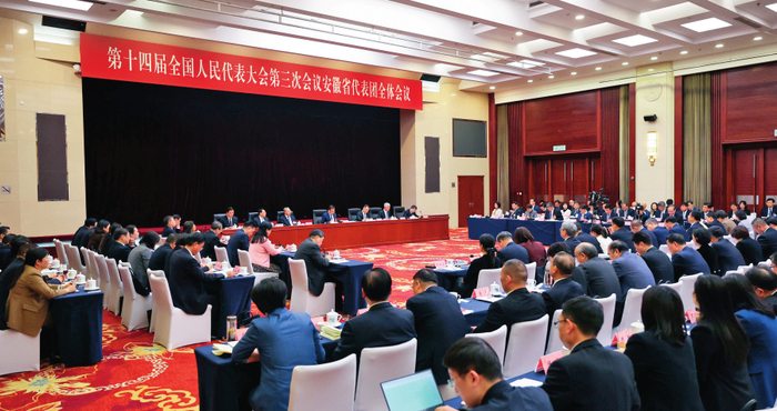 　　3 月 6 日，十四届全国人大三次会议安徽代表团举行开放团组会议卢烨摄 / 本刊
