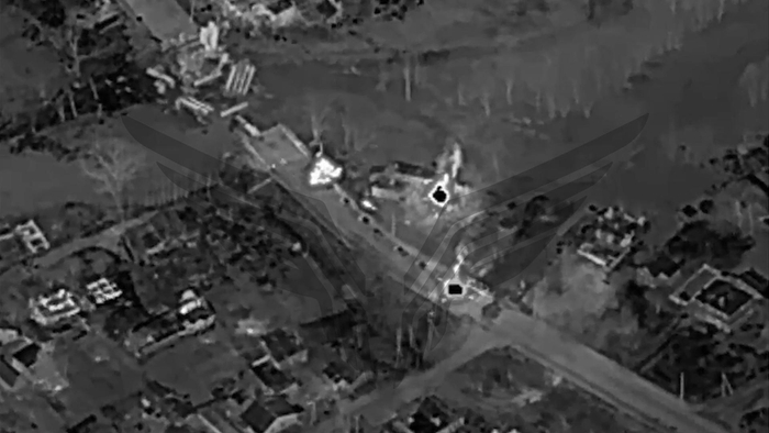 ▲3月9日，俄国防部发布的视频画面显示，在库尔斯克州苏贾，乌克兰士兵和军用车辆正在逃离。图据视觉中国