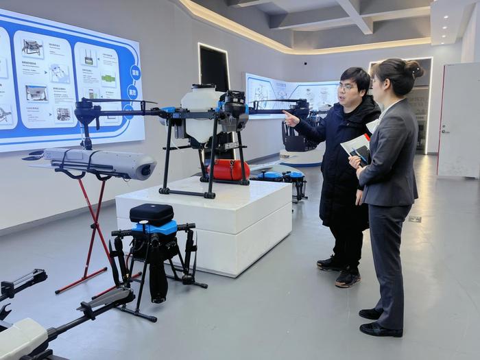 图:浙商银行客户经理走访杭州启飞智能科技有限公司