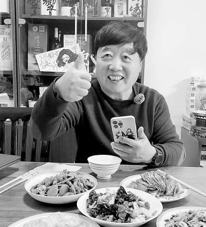 韩大爷在制作美食视频。 孟紫薇 摄