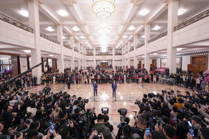 3月5日，第十四届全国人民代表大会第三次会议首场“代表通道”集中采访活动在北京人民大会堂举行。新华社记者 郑焕松 摄