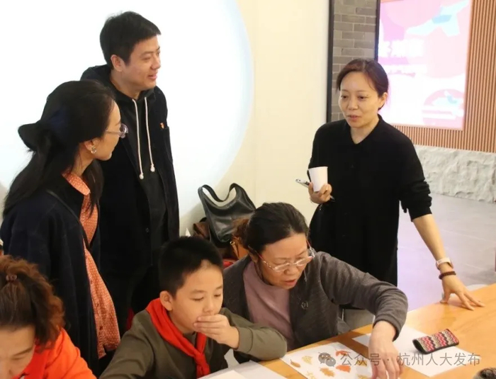 　▲全国人大代表曹琛（右一）与社区居民在一起。图据“杭州人大发布”微信公众号