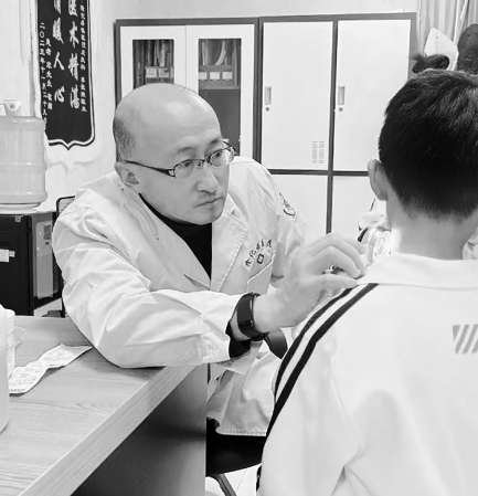 张文鹤为患儿义诊。 受访者 供图