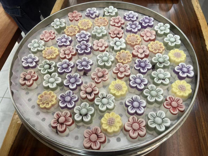 桂千杰制作的花型米糕（2025年3月6日摄）。