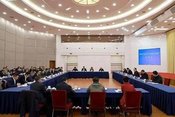 2月13日,浙江省委书记王浩主持召开推进科技创新产业创新深度融合座谈会。图片来源:潮新闻客户端