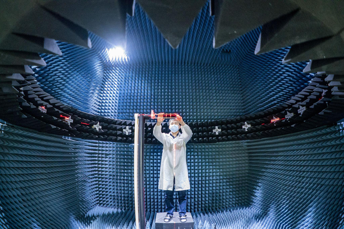 位于光谷的联想武汉产业基地内，研发人员在进行手机天线射频信号测试。 （湖北日报全媒记者 魏铼 摄）