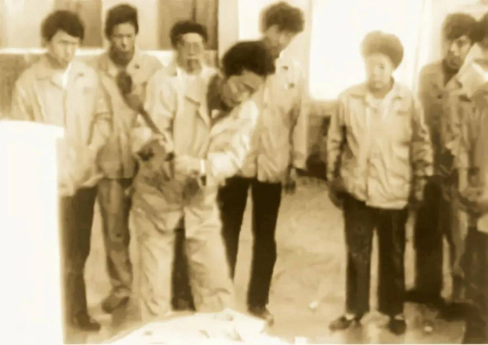 图：1985年，张瑞敏先生怒砸76台冰箱，为海尔产品注入了质量之魂的美名！