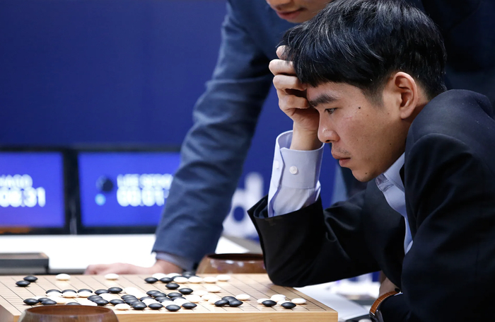 被 AlphaGo 「神之一手」打乱节奏的李世石｜图片来源：AP