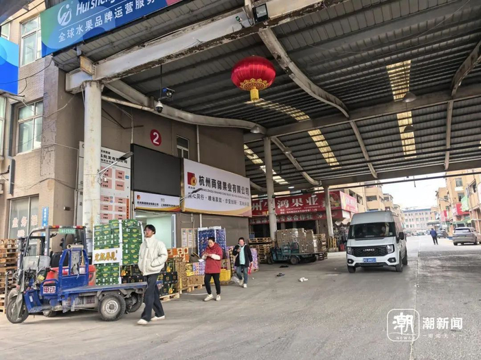 余杭区博园路的果品批发市场。记者 俞刘东 摄
