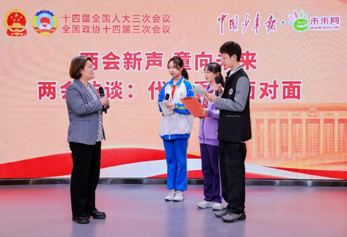全国人大代表、“微光书苑”发起人 李翠利接受中国少年报·未来网小记者采访