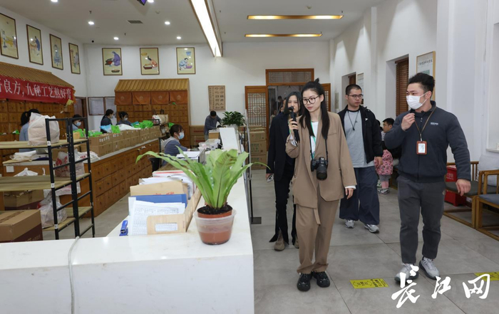 社会实践团在叶开泰调研，余典拍摄记录所见所闻。王筝 摄