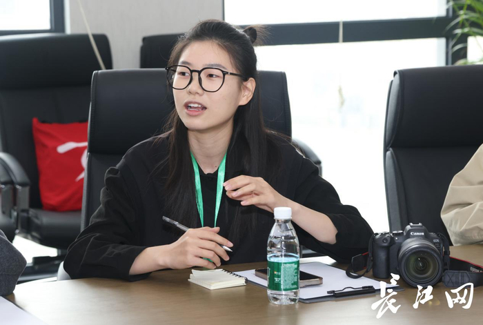社会实践团在天融信调研，余典和青年代表交流。王筝 摄