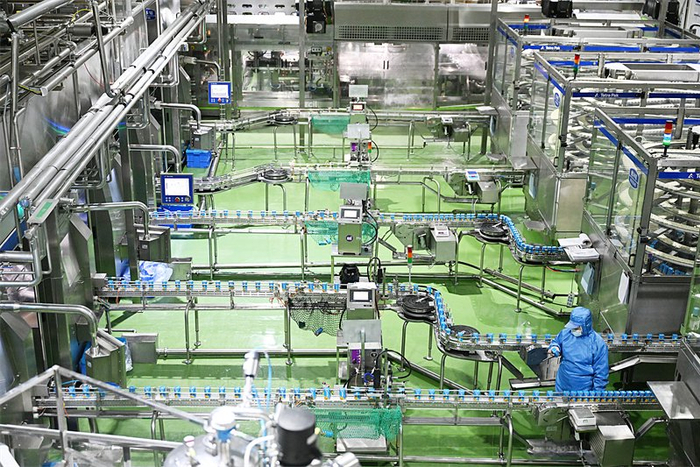 3月3日，员工在君乐宝乳业集团灌装车间作业。 河北日报记者 史晟全摄