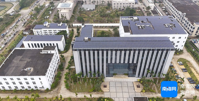 3月10日，俯瞰海南亚洲制药股份有限公司楼顶的光伏发电系统。记者 李昊 摄