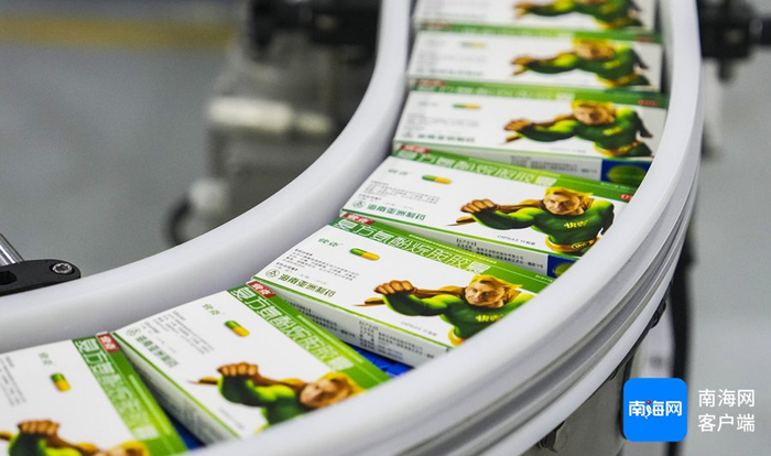 3月10日，海南亚洲制药股份有限公司生产车间内，一盒盒快克复方氨酚烷胺胶囊从生产线产出。记者 李昊 摄