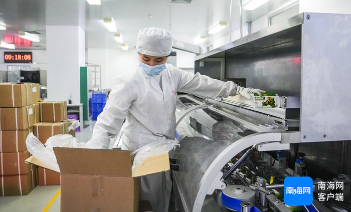 3月10日，海南亚洲制药股份有限公司生产车间内，工作人员正在生产线上作业。记者 李昊 摄