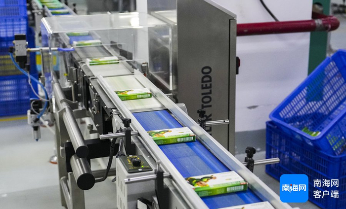 3月10日，海南亚洲制药股份有限公司生产车间内，一盒盒快克复方氨酚烷胺胶囊从生产线产出。记者 李昊 摄