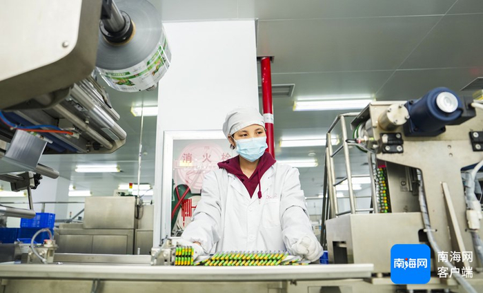 3月10日，海南亚洲制药股份有限公司生产车间内，工作人员正在生产线上作业。记者 李昊 摄
