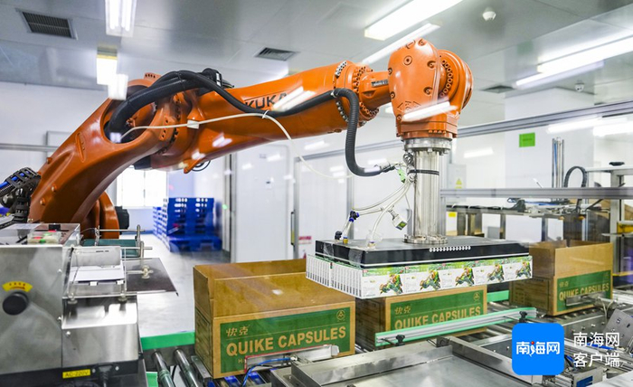 3月10日，海南亚洲制药股份有限公司生产车间内，一盒盒快克复方氨酚烷胺胶囊从生产线产出。记者 李昊 摄