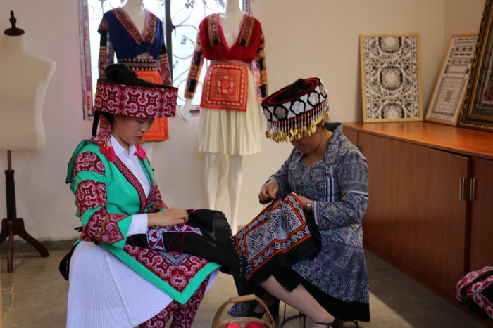 棠梨凹村的苗族绣娘在刺绣（资料图）。