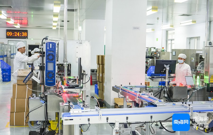 3月10日，海南亚洲制药股份有限公司生产车间内，工作人员正在生产线上作业。记者 李昊 摄