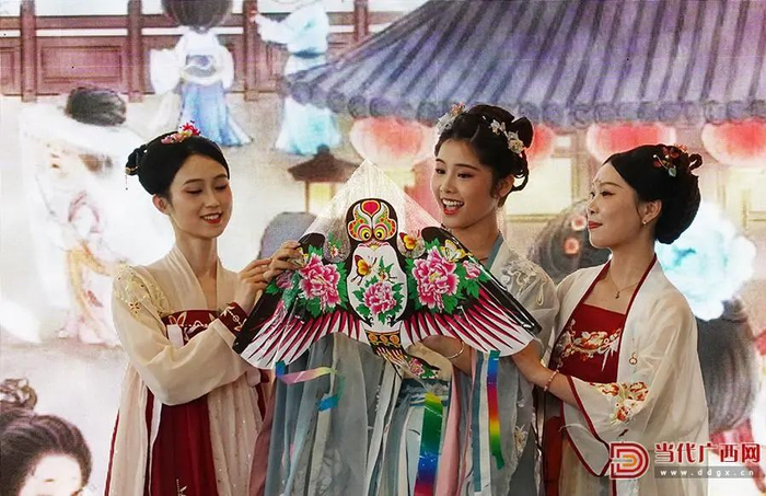 　　▲2024年广西三月三“八桂书香周”活动中，青年表演者们用精湛的技艺再现了古人的生活场景和节日氛围。记者 张友豪 摄