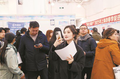 “乐业上海优+”行动首场面向高校毕业生等青年群体的大型招聘会在上海世贸展馆举行。解放日报记者 李茂君 摄