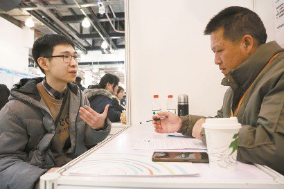 从英国留学回来的河南濮阳小伙来上海求职。解放日报记者 李茂君 摄
