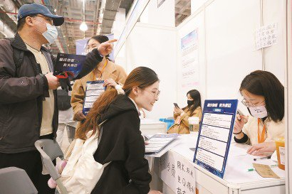 求职者与招聘人员交流。解放日报记者 李茂君 摄