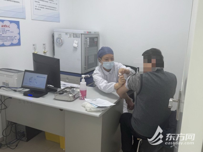 3月10日，一名患者在上海市第八人民医院犬伤门诊接种狂犬病疫苗。