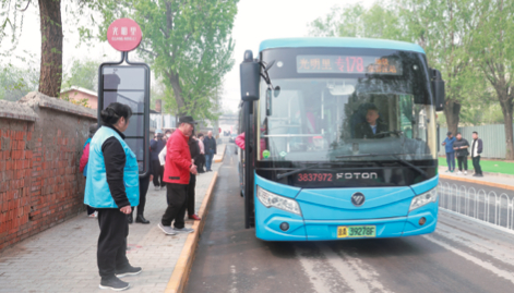 专178路西延线路通车当天，居民在光明里站 乘坐公交车出行